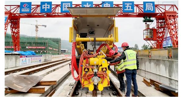 焊接故事| 成都地鐵18號線基建工程難度大，K922設(shè)備“保駕護(hù)航”